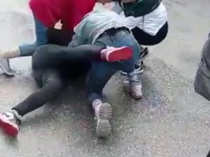 Kızların Küfürlü Tartışması Saç Baş Kavgaya Dönüştü
