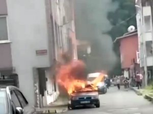 Sarıyer’de Park Halindeki Otomobil Alev Alev Yandı