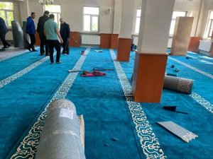 Hakkari Belediyesi Caminin Halılarını Değiştirdi