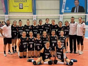 Döşemealtı Kız Voleybol Takımı Yarı Finalde
