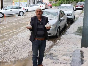 Dolu Yağışı İlçe Merkezini Beyaza Bürüdü