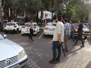 Ekmek Bıçaklı Şahıs Etrafa Korku Saldı
