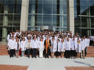 Genç Eczacı Adayları Önlüklerini Giydiler