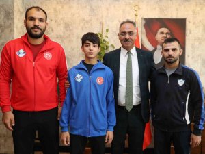Şampiyon Güreşçi Ödüllendirildi
