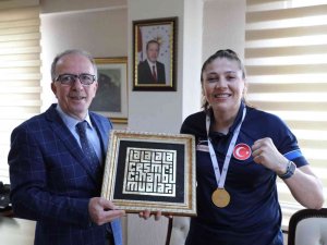 Barü Mezunu Dünya Şampiyonu Şennur Demir, Rektör Uzun’u Ziyaret Etti