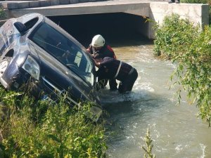 Sulama Kanalına Devrilen Aracın Sürücüsü Yaralandı