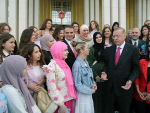 Cumhurbaşkanı Erdoğan, Sırbistan Novi Pazar Türk Kültür Merkezi Öğrencilerini Kabul Etti