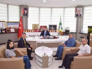 Bağlarlı İkiz Kızlar Kick Boksta Tarih Yazdı
