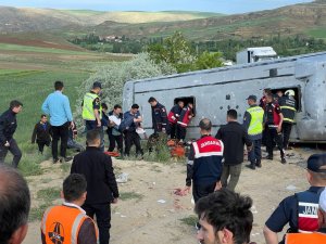 Çankırı’da İşçi Servisi Devrildi: Çok Sayıda Yaralı Var