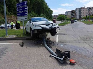 Samsun’da Trafik Lambasına Çarpan Otomobil Hurdaya Döndü