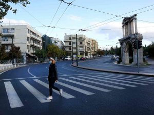 Yunanistan’da 1 Haziran’dan İtibaren Halka Açık Alanlarda Maske Kullanımı Kalkıyor