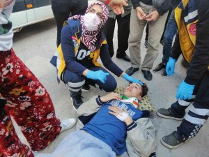 Moto Kuryenin Çarptığı Epilepsi Hastası Yaya Atak Geçirdi, Vatandaşlar Panik Oldu
