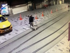 Taksim’de Dehşet Anları Kamerada: İ̇ngiliz Turisti Bıçaklayıp Gasp Ettiler