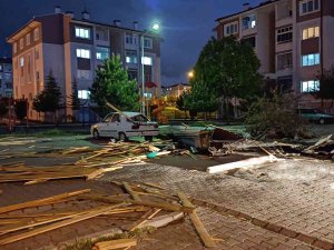 Rüzgarda Uçan Çatı Kağıt Gibi Katlandı: 1 Yaralı