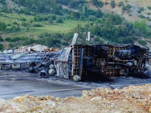 Devrilen Kamyonetteki Tüpler Bomba Gibi Patladı: 2 Yaralı