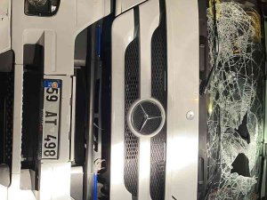 Bakırköy’de Üst Geçide Çarpan Tır Yola Devrildi: 1 Yaralı
