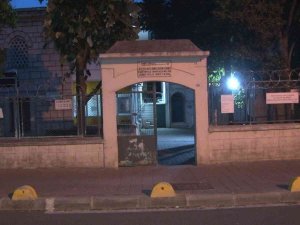 Fatih’te Tarihi Caminin Korkuluklarında Asılı Hadis-i Şeriflere Saldırı