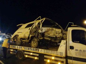 3 Aracın Birbirine Girdiği Kazada Minibüs Paramparça Oldu: 5 Yaralı