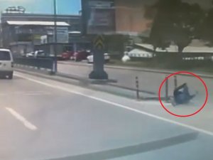 Bursa’da Görülmemiş Kaza..motosiklet Sürücüsünün Ölümden Döndüğü Anlar Kamerada