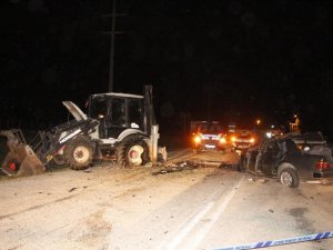 Otomobil İş Makinesine Çarptı: 1 Ölü, 1 Yaralı