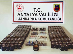 Antalya’da 268 Paket Kaçak Nargile Tütünü Ele Geçirildi