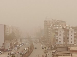 Irak’tan Gelen Kum Fırtınası Şırnak’ta Hayatı Olumsuz Etkiledi