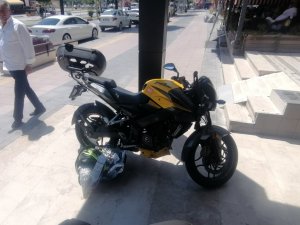 Seyir Halinde Otomobile Temas Eden Motosiklet, Yolda Sürüklenip Refüje Çıktı: 1 Yaralı