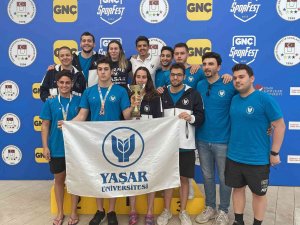Yaşar Üniversitesi Öğrencileri Yüzmede Dereceleri Topladı