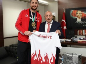 Milli Şampiyon Mert Karataş, Başkan Altınok’u Ziyaret Etti