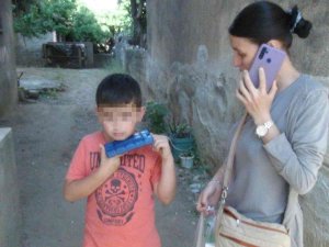 Elinde Alkol Şişesiye Sokakta Ateş Edip Arkadaşını Vurdu, Seken Saçma 11 Yaşındaki Çocuğu Da Yaraladı