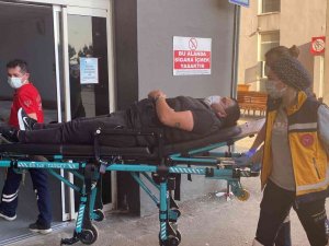 Kamyonet İle Çarpışan Motosikletin Sürücüsü Yaralandı