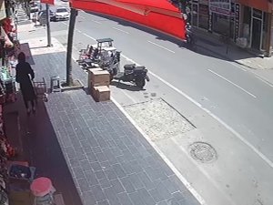 Otomobilin Park Halindeki Araca Çarpma Anı Güvenlik Kamerasında