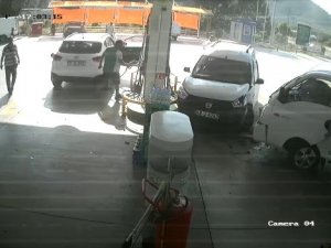 Otomobile Çarpmamak İçin Direksiyon Kırdı, Benzinliğe Daldı