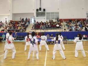 310 Sporcu Tekvando Kuşak Sınavını Başarıyla Tamamladı