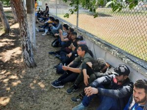 İ̇zmir’de 237 Düzensiz Göçmen İle 10 İnsan Kaçakçısı Yakalandı