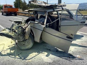 Bariyere Çarpan Otomobil Hurdaya Döndü