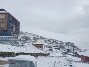 Trabzon’da Mayıs Ayında Yaylalarda Kar Yağışı Devam Ediyor