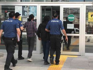 Otomobil Çalan Hırsızlar, Kendilerini Görüntüleyen Gazetecileri Tehdit Etti