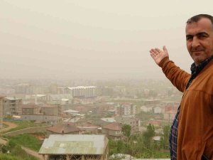 Yüksekova’da Toz Bulutu Nedeniyle Göz Gözü Görmüyor