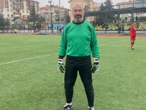 58 Yaşındaki Kaleci Gençlere Taş Çıkartıyor