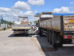Dinlenme Tesisine Girerken Park Halindeki Tırlara Çarptı: 3 Ölü, 1 Yaralı
