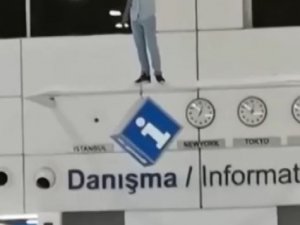 Yabancı Turistin Havalimanındaki İntihar Teşebbüsü Ve Kurtarılma Anları Kamerada
