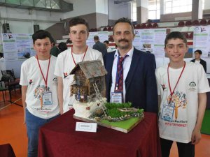 Atık Malzemelerden Tertemiz Dünya İnşa Ettiler