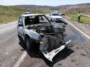 Otomobiller Kafa Kafaya Çarpıştı: 2 Yaralı