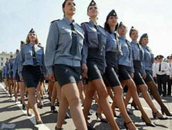 Kadın askerlerin ilginç isteği