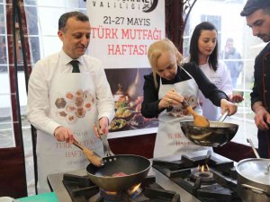 Vali Taşbilek Önlük Giyerek Mutfağa Girdi, Hünkar Beğendi Yaptı