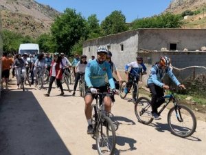 Kozluk Meslek Yüksekokulu Öğrencileri Bisiklet Ve Uçurtma Etkinliği Düzenledi