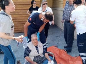 Dengesini Kaybeden Yaşlı Çift Yürüyen Merdivenlerden Yuvarlandı