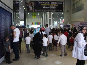 Gaziantep Kitap Fuarı’nı İlk Üç Günde 300 Bine Yakın Kişi Ziyaret Etti