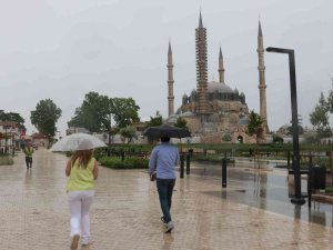 Edirne’de Kısa Süreli Yağış Vatandaşları Hazırlıksız Yakaladı